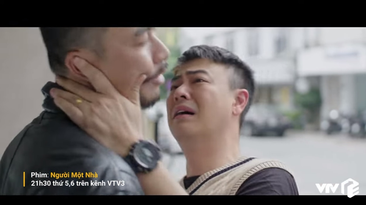 Trong phim "Người một nhà" của đạo diễn Trịnh Lê Phong, Tuấn Tú - Duy Hưng vào vai anh em Trí - Tuệ. Đây là lần đầu tiên cả hai kết hợp với nhau trong phim truyền hình. Ảnh: VTV.