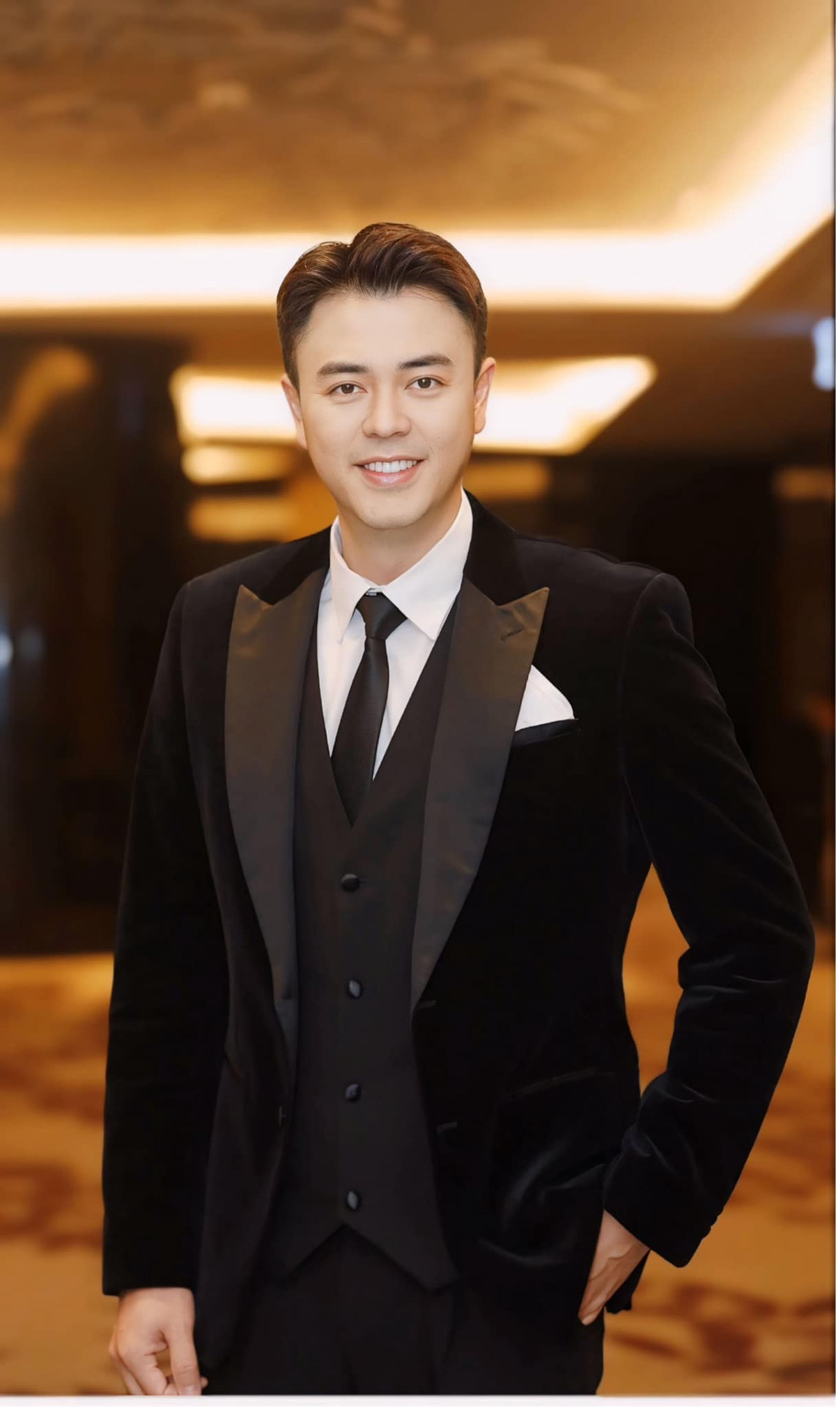 MC Tuấn Tú là gương mặt quen thuộc với khán giả truyền hình. Ngoài vai trò là MC, anh còn góp mặt trong phim giờ vàng VTV như: "Anh có phải đàn ông không", "11 tháng 5 ngày", "Món quà của cha"...