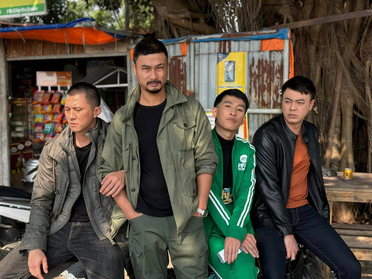 Trong những bức ảnh ở hậu trường phim, Trí - Tuệ của phim "Người một nhà" có nhiều khoảnh khắc hài hước bên dàn diễn viên như Hà Việt Dũng, Phạm Tuấn Anh.