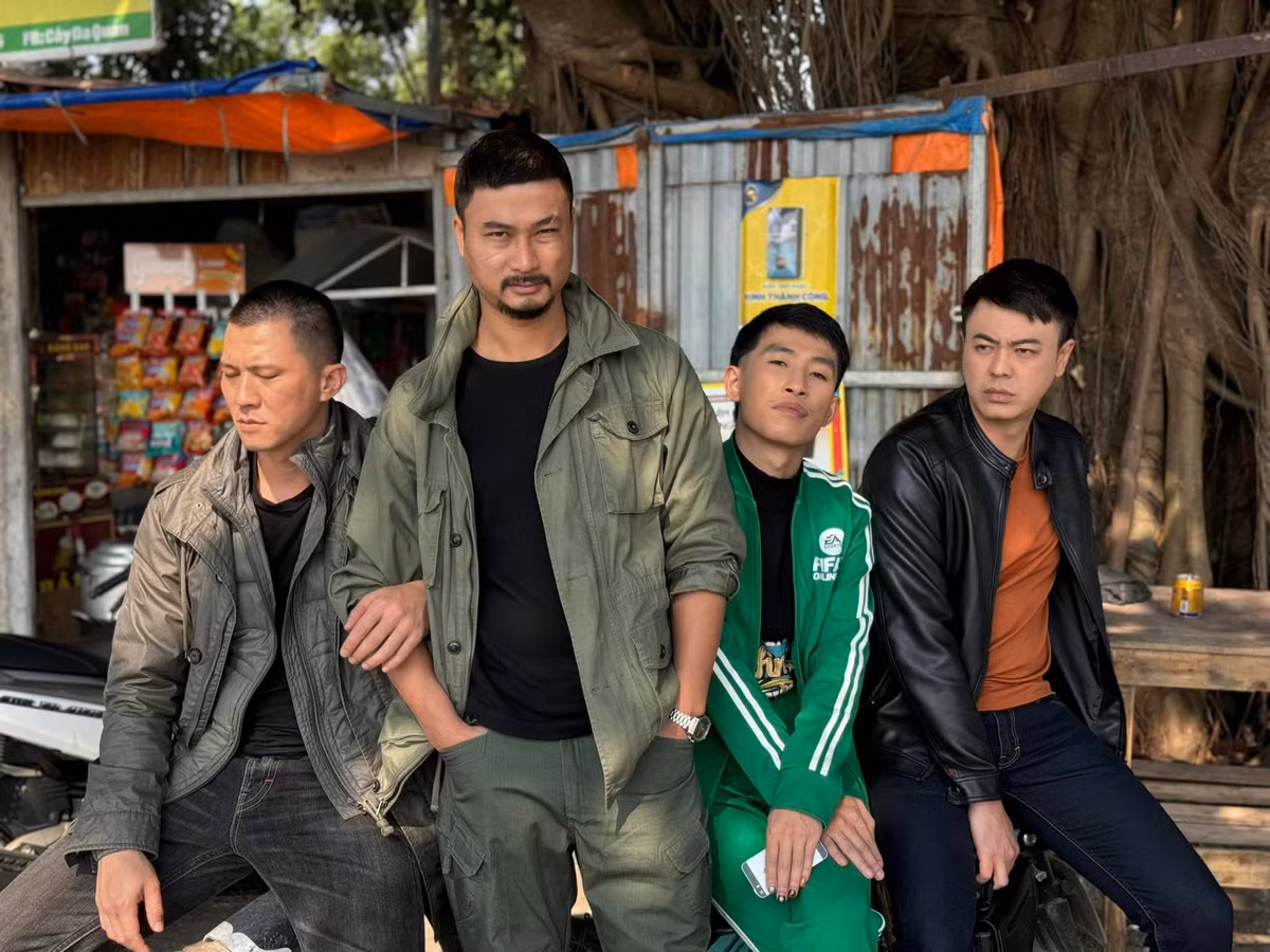 Trong những bức ảnh ở hậu trường phim, Trí - Tuệ của phim "Người một nhà" có nhiều khoảnh khắc hài hước bên dàn diễn viên như Hà Việt Dũng, Phạm Tuấn Anh.