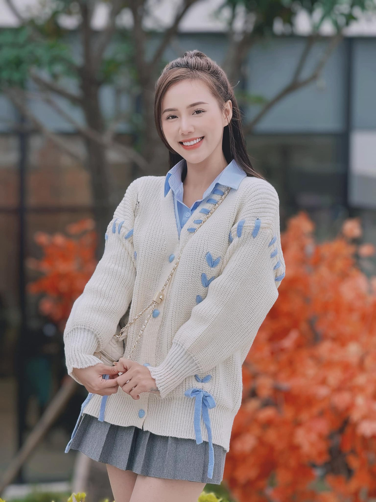 Minh Thu từng xuất sắc giành Huy chương vàng tại Liên hoan Nghệ thuật sân khấu toàn quốc về hình tượng người chiến sĩ công an nhân dân với vai Hồng Hoa, trong vở diễn Yêu. Ảnh: FBNV