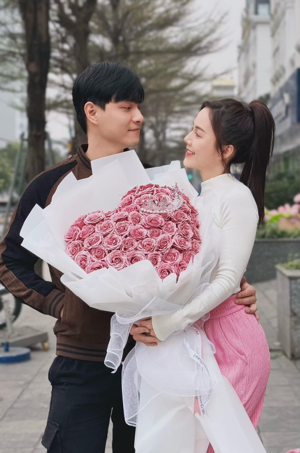 Vào đúng dịp 8/3, diễn viên Minh Thu công khai yêu Tô Dũng trên trang cá nhân. Họ từng là một cặp trong phim phát sóng giờ vàng - Cuộc chiến không giới tuyến. Ảnh: FBNV