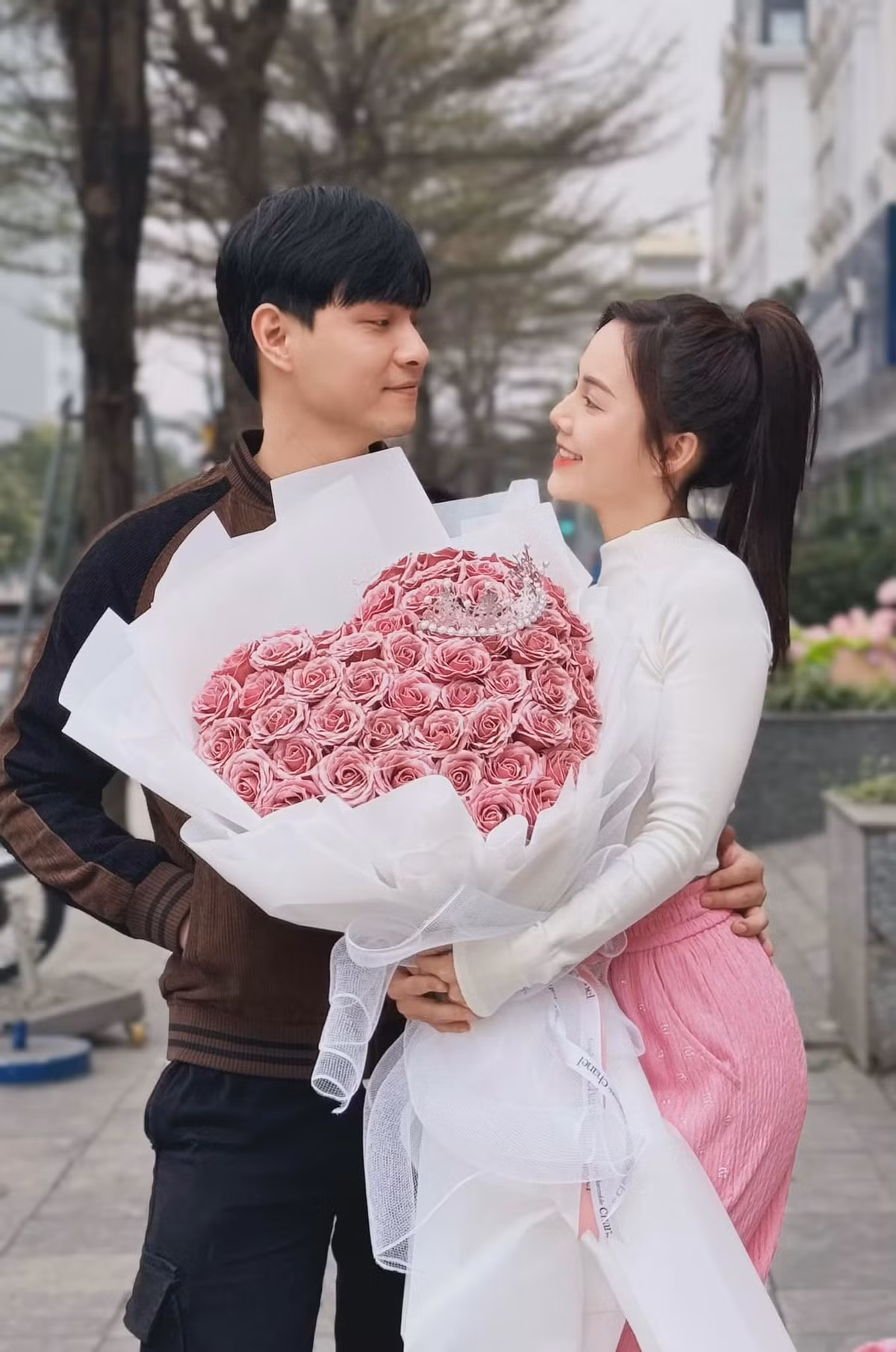 Vào đúng dịp 8/3, diễn viên Minh Thu công khai yêu Tô Dũng trên trang cá nhân. Họ từng là một cặp trong phim phát sóng giờ vàng - Cuộc chiến không giới tuyến. Ảnh: FBNV