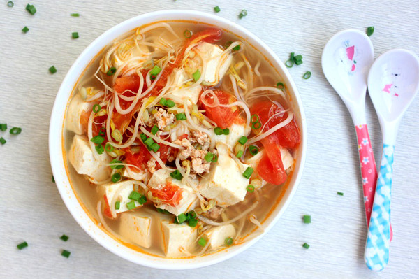  Canh đậu phụ giá đỗ: Nguyên liệu: Giá đỗ, cà chua, đậu phụ, thịt lợn nạc, hành hoa. Cách làm: Ướp đậu hũ với hạt nêm hoặc bột canh khoảng 10 phút. Cà chua rửa sạch, bổ cau. Thịt nạc thái miếng mỏng. Đổ dầu ăn vào nồi, cho cà chua vào xào qua, đổ nước vào đun sôi. Thả đậu hũ, thịt vào sau đó là giá đỗ, đun lửa to, cho nồi canh sôi trở lại. Sau đó cho hành thái khúc vào là xong món canh ngon đậu phụ giá đỗ. Ảnh minh họa