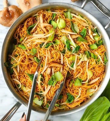  Mì trứng xào giá đỗ: Nguyên liệu: 200g giá đỗ, 200g mì trứng, dầu ăn, sốt tương đen, xì dầu, muối, đường, mè, gừng, hành lá, hành củ. Cách thực hiện: Đun sôi một nồi nước, cho mì vào luộc. Khi mì mềm, vớt ra và dội qua nước lạnh, rồi để ráo. Làm nóng chảo trên lửa lớn, cho 1 thìa dầu ăn và 2 lát gừng đập dập vào phi. Tiếp theo, thêm hành củ và hành lá vào đảo khoảng 1 phút. Phi thơm gừng đã băm nhỏ trên chảo nóng có sẵn dầu ăn. Cho tiếp mì vào đảo khoảng 1 phút, thêm 1/2 bát nước sốt rồi trộn đều đến khi sốt ngấm vào mì. Thêm giá đỗ vào chảo và đảo nhanh lần nữa, nêm nếm gia vị, sốt cho vừa ăn. Cuối cùng, đổ mì sang đĩa, rắc hành lá, mè và thưởng thức ngay khi còn nóng. Ảnh Pinterest