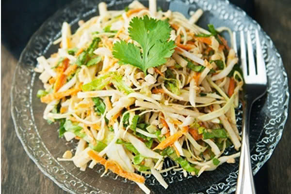  Nộm giá đỗ xanh: Nguyên liệu làm nộm giá đỗ xanh: Giá đỗ, cà rốt, ớt xanh. Cách làm nộm giá đỗ xanh: Rửa sạch giá đỗ, chần sơ giá trong nồi nước sôi khoảng 1 phút thì vớt ra cho vào bát nước lạnh. Cà rốt và ớt xanh thái sợi. Tỏi đập dập, băm nhỏ. Cho tỏi băm vào phi thơm rồi nêm muối, xì dầu nhạt, giấm, hạt tiêu và khuấy đều lên. Tiếp đó cho giá đỗ, cà rốt, ớt xanh vào bát to và rưới phần nước sốt này lên trên. Dùng đũa trộn thật đều các nguyên liệu, nêm lại vừa miệng là hoàn thành món ăn nộm giá đỗ xanh này. Ảnh minh họa