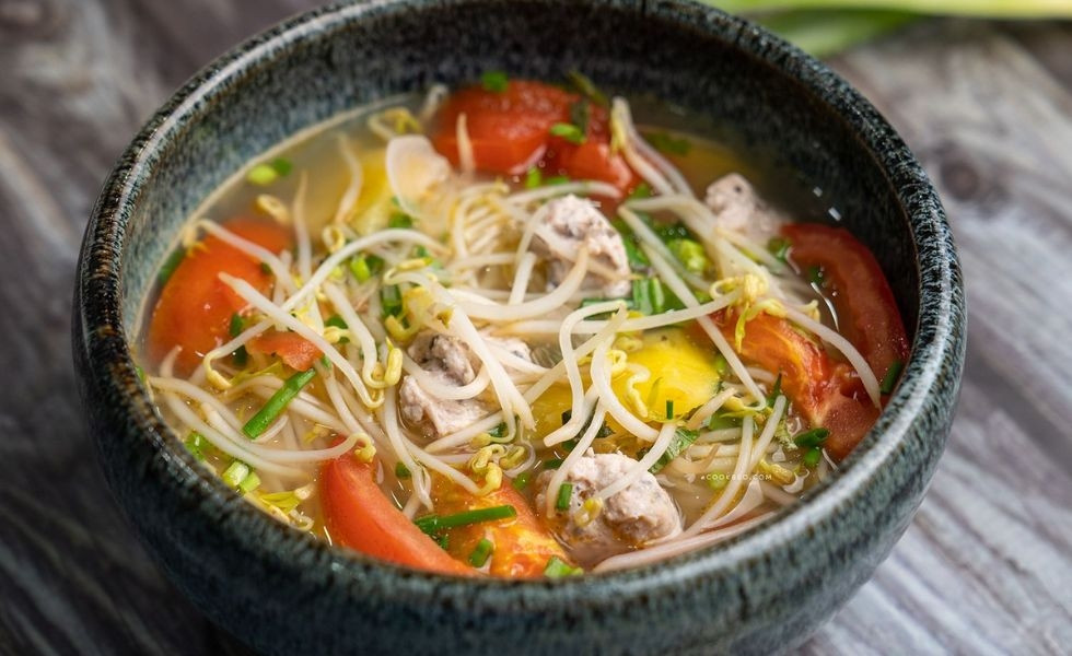  Canh giá đỗ nấu cà chua: Nguyên liệu: Giá đỗ tươi, thịt nạc, cà chua, hẹ và các loại gia vị. Chế biến: Giá rửa sạch, bỏ rễ, để ráo nước. Hẹ cũng rửa sạch, cắt khúc khoảng 1 cm. Thịt cắt miếng nhỏ vừa ăn, đem ướp với ít muối để thịt cứng và ngon hơn. Cà chua rửa sạch, cắt miếng vừa ăn. Cách làm: Cho lượng nước vừa đủ ăn vào nồi, sau đó đun sôi, tiếp theo lần lượt cho thịt và cà chua vào. Nêm gia vị cho vừa ăn, nước sôi lên lần nữa tiếp tục cho giá đỗ và hẹ vào. Món canh giá đỗ nấu cà chua vừa bổ, vừa mát lại giúp bạn nhanh chóng giảm cân. Ảnh Internet