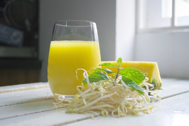  Nước ép giá đỗ với thơm dồi dào vitamin chống oxy hóa. Giá đỗ giàu Vitamin C, ngoài các tác dụng về tái tạo tế bào, đẹp da, tăng miễn dịch,.. còn có thể giúp giảm stress, lo lắng, trầm cảm ở phụ nữ. Ảnh Internet