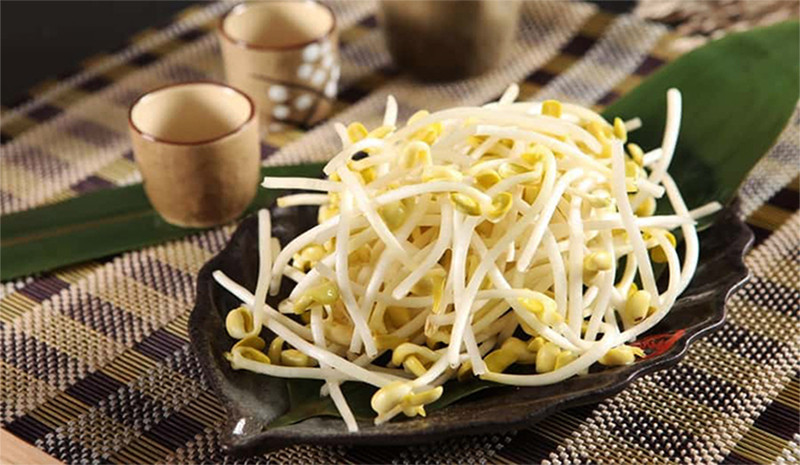  Lưu ý khi ăn giá đỗ: Giá đỗ sống không an toàn nếu hệ thống miễn dịch của bạn bị suy yếu do bệnh tật, chẳng hạn như nhiễm virus HIV hoặc ung thư. Do hàm lượng nước cao nên giá đỗ sống có thể chứa vi khuẩn và gây nhiễm trùng đường ruột. Điều này gây ra các vấn đề về tiêu hóa, chẳng hạn như tiêu chảy, đầy hơi, buồn nôn và ói mửa. Tốt nhất bạn chỉ nên ăn chúng sau khi đã nấu chín hoàn toàn. Ảnh minh họa