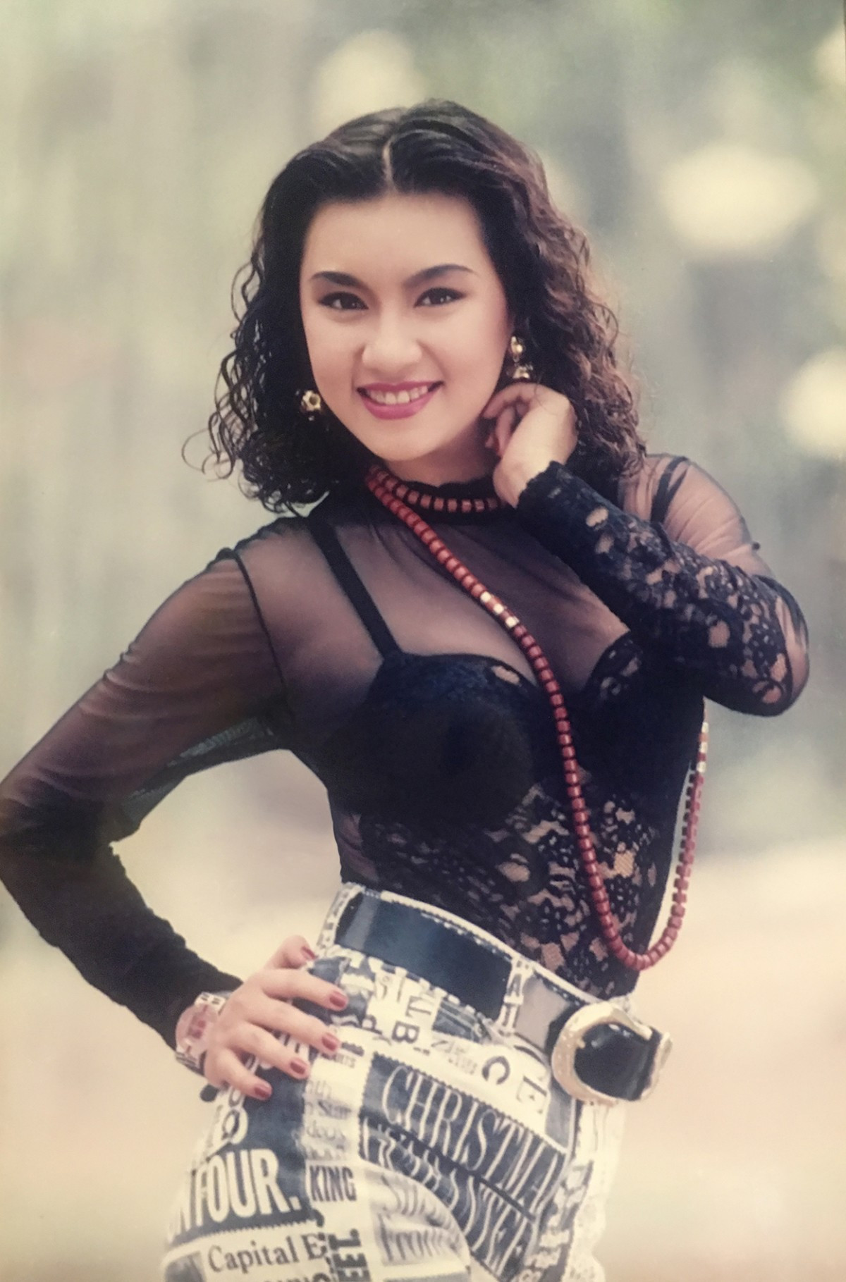 Y Phụng tên thật là Nguyễn Mỹ Thể, sinh năm 1979 tại TPHCM. Cô được biết đến với danh hiệu "biểu tượng gợi cảm" khi tiên phong mang lối trình diễn kết hợp vũ đạo của phương Tây vào Việt Nam. Ảnh: Báo Phụ nữ Thủ đô