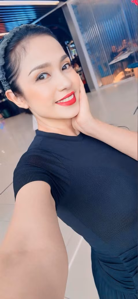 Cô thường xuyên cập nhật hình ảnh trên trang cá nhân và nhận được nhiều lời khen ngợi về nhan sắc không tuổi của mình. Ảnh: FB Trần Việt Trinh