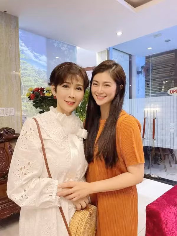 Thời điểm hiện tại nữ diễn viên đã bước sang tuổi 54. Cô cũng đã cắt bỏ đi mái tóc dài thướt tha năm nào thay vào đó là mái tóc ngắn cá tính cùng với gương mặt đã hiện rõ dấu ấn thời gian. Ảnh: Người đưa tin