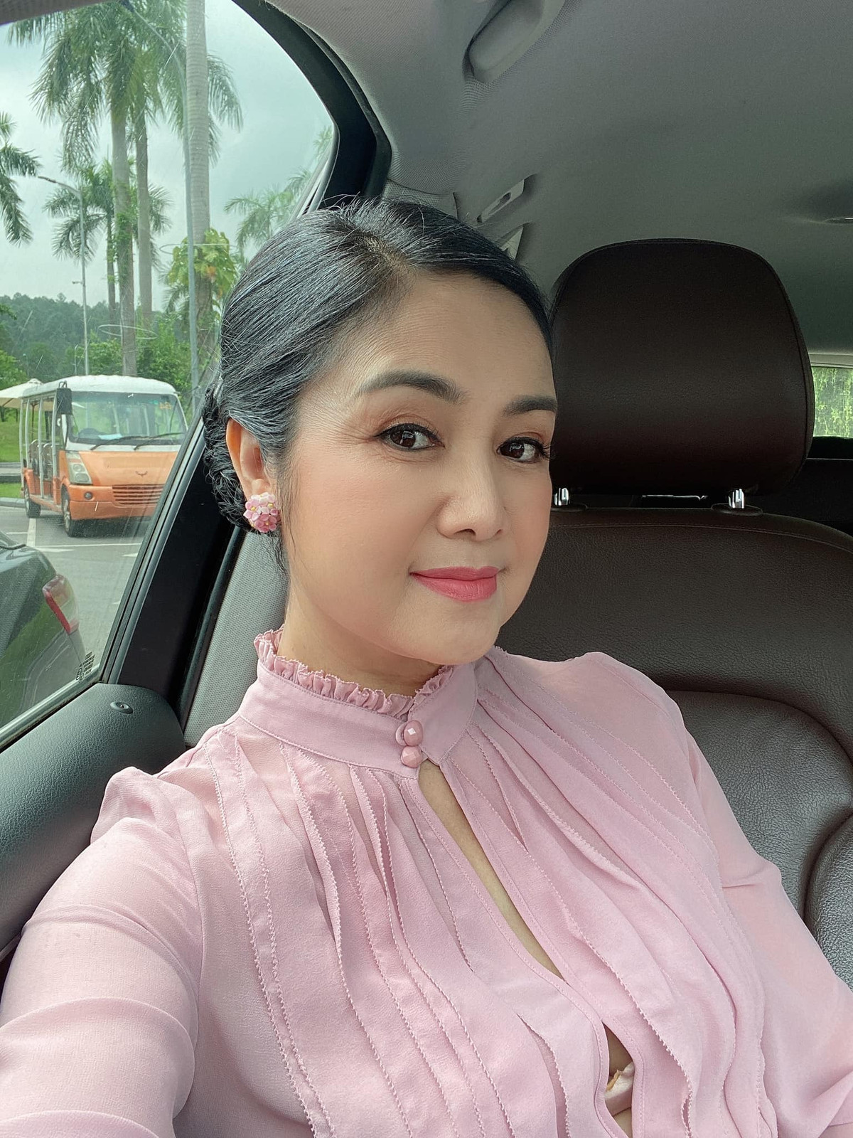 Nhan sắc của NSND Thu Hà tuy không còn trẻ trung như xưa nhưng vẫn toát lên sự quý phái và đầy cuốn hút. Ảnh: FB Nguyệt Hà