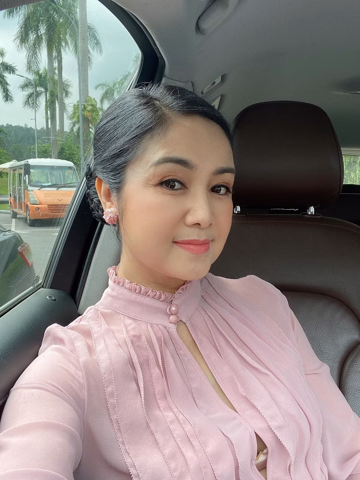 Nhan sắc của NSND Thu Hà tuy không còn trẻ trung như xưa nhưng vẫn toát lên sự quý phái và đầy cuốn hút. Ảnh: FB Nguyệt Hà