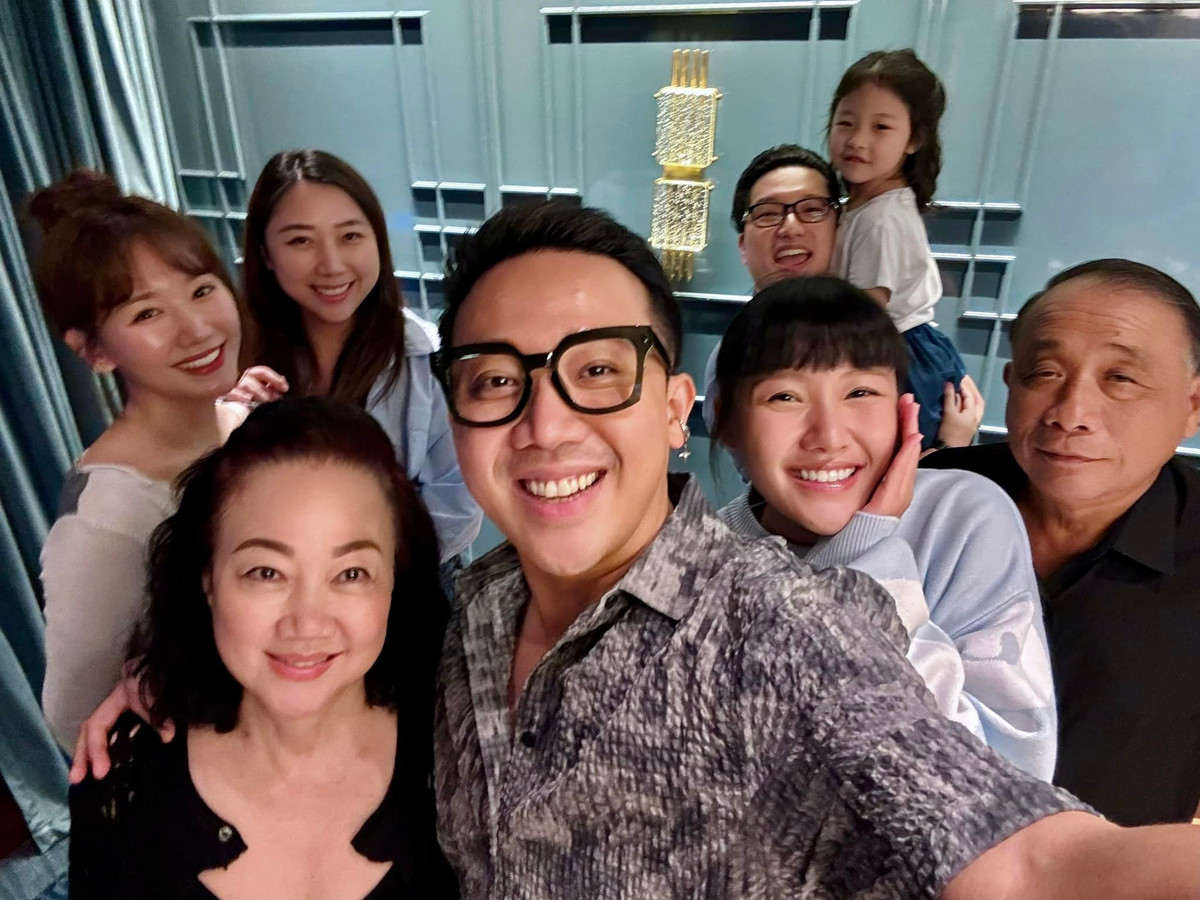 Trần Thành khoe bức ảnh đại gia đình gồm bố mẹ, vợ và 2 em gái. Ảnh: FB Trấn Thành