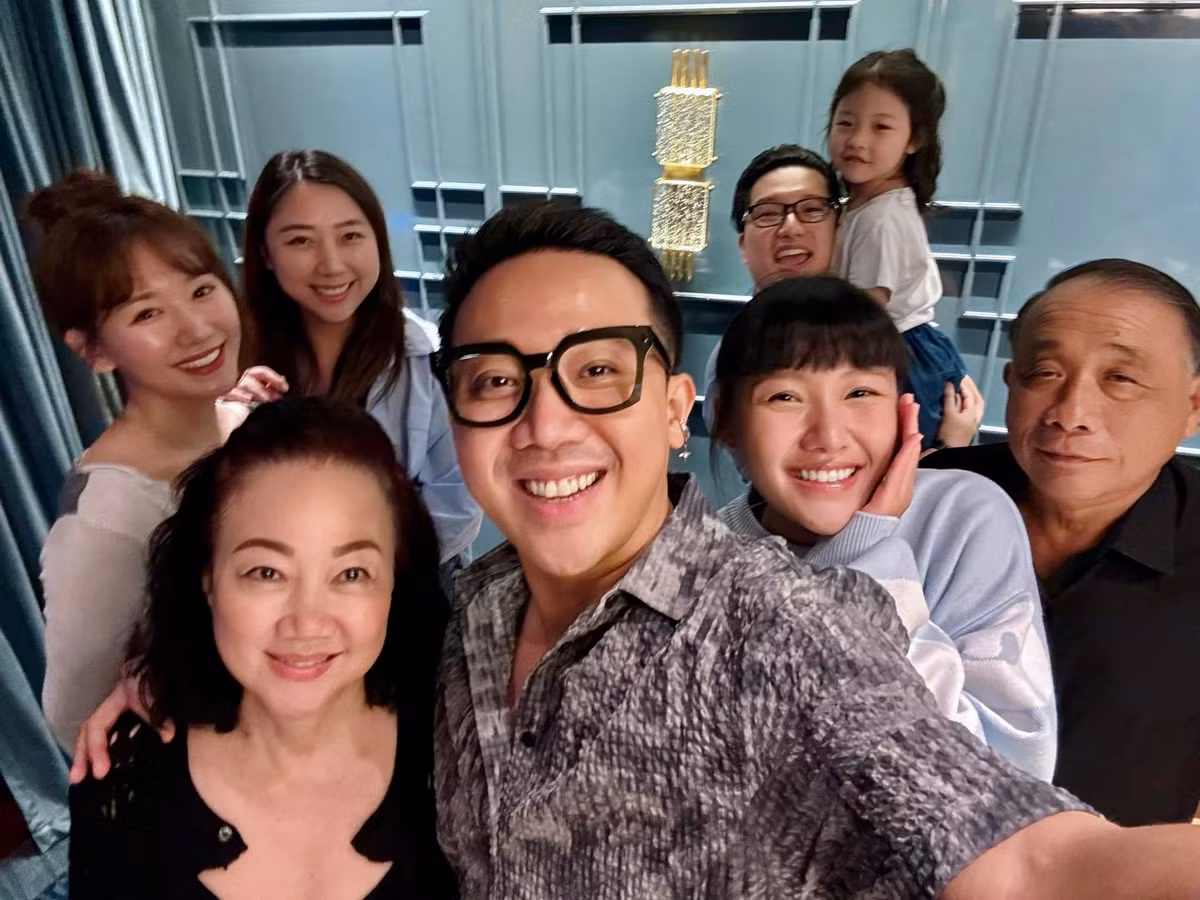 Trần Thành khoe bức ảnh đại gia đình gồm bố mẹ, vợ và 2 em gái. Ảnh: FB Trấn Thành