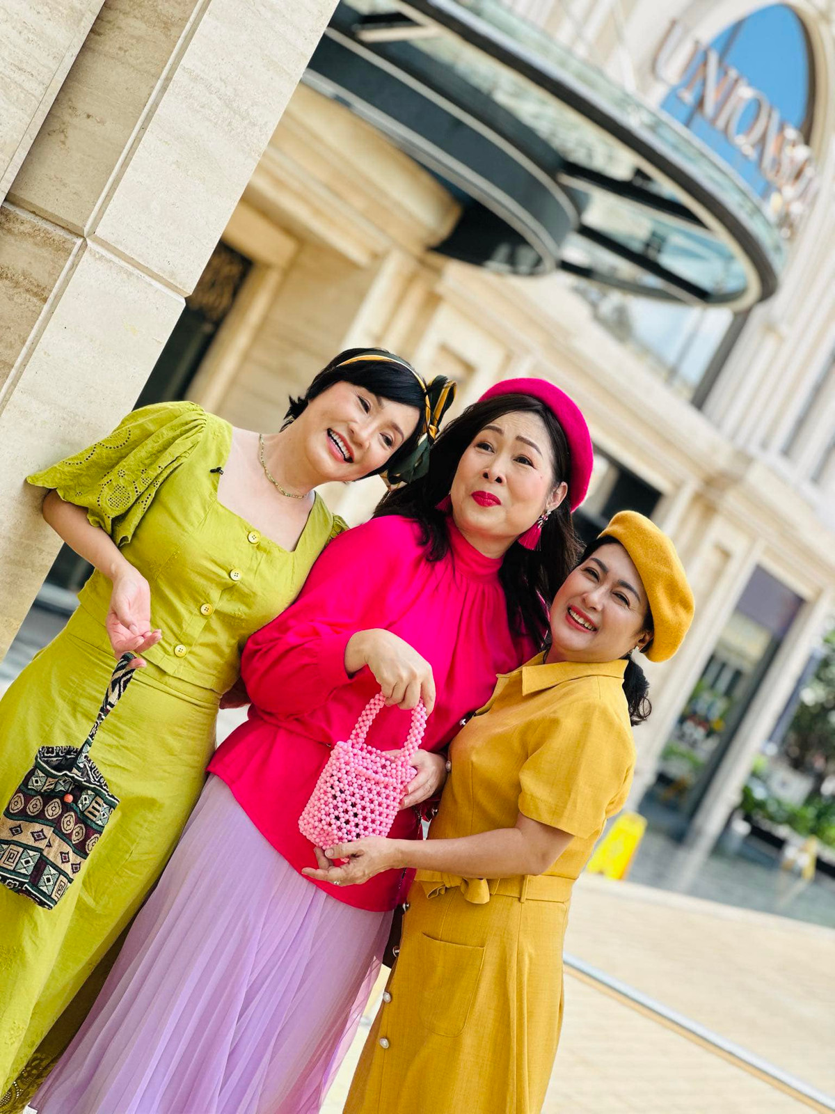 NSND Hồng Vân đăng ảnh chúc mừng sinh nhật hai người đồng nghiệp thân thiết là Hồng Đào và Thanh Thuỷ. Ảnh: FB Hồng Vân