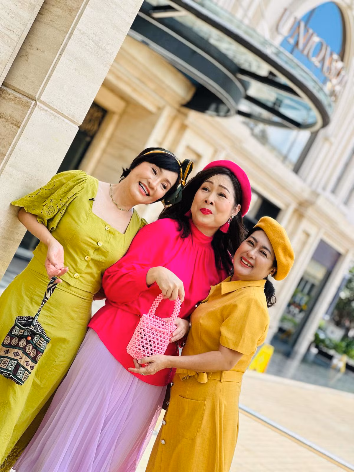 NSND Hồng Vân đăng ảnh chúc mừng sinh nhật hai người đồng nghiệp thân thiết là Hồng Đào và Thanh Thuỷ. Ảnh: FB Hồng Vân