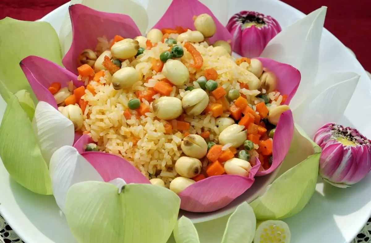 Cơm hạt sen là một nét ẩm thực truyền thống tại TP. Sa Đéc, Đồng Tháp. Cơm khi được nấu sẽ thêm vài hạt sen lên trên bề mặt. Đợi đến khi phần cơm chín sẽ có ngay món cơm với vị thơm ngát từ các loại hạt sen. Ảnh: @shutterstock