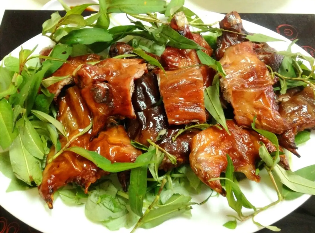 Chuột quay lu là một món ăn khá đặc biệt và không phải ai cũng dám thử. Tuy nhiên, đây lại là một món ăn đặc sản của Sa Đéc. Chuột được làm sạch, ướp gia vị rồi quay trên lu than hồng. Thịt chuột thơm ngon, chắc thịt, ăn kèm với rau sống và bánh tráng. Ảnh: FB @dongthap.top