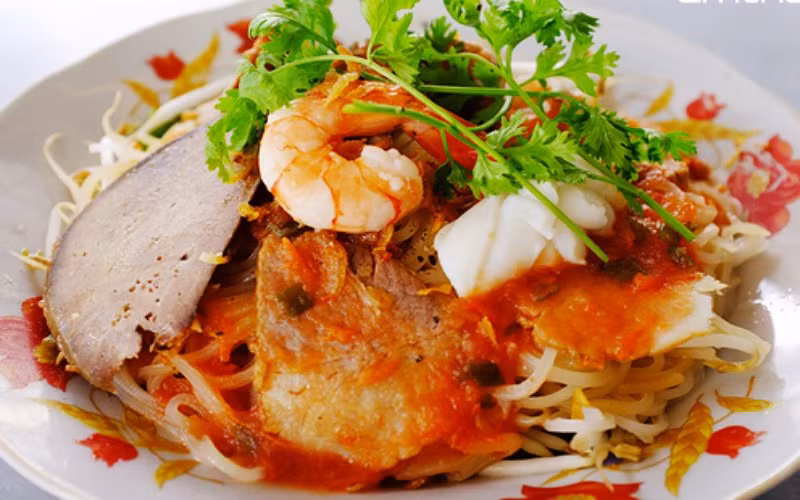 Hủ tiếu là một món ăn đặc sản không thể bỏ qua khi đến Sa Đéc. Sợi hủ tiếu mềm dai, nước lèo đậm đà, cùng với thịt heo thái mỏng, bò viên thơm ngon đã tạo nên một hương vị khó quên. Điều đặc biệt là hủ tiếu Sa Đéc thường được ăn kèm với giá sống, hành lá và một chút tiêu xay, mang đến một trải nghiệm ẩm thực vô cùng thú vị. Ảnh: Bách hoá Xanh