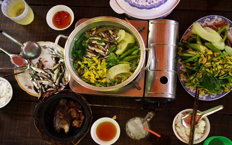 Lẩu cá linh hoa điên điển là món ăn đặc sản Sa Đéc nổi tiếng trong mùa nước nổi tại đây. Lẩu cá linh kết hợp cùng hoa điển điển cùng nhiều loại rau sẽ tạo nên hương vị tuyệt vời, đây thật sự là một món ăn đậm chất miền Tây cho mọi du khách thưởng thức. Ảnh: Bách hoá Xanh