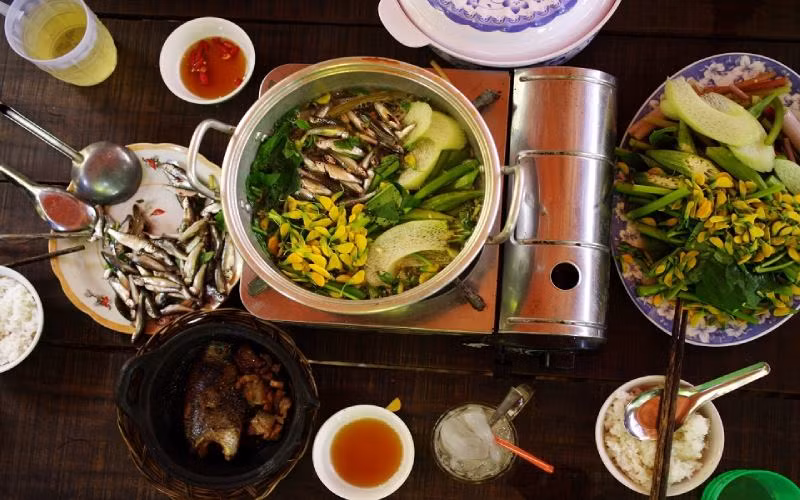 Lẩu cá linh hoa điên điển là món ăn đặc sản Sa Đéc nổi tiếng trong mùa nước nổi tại đây. Lẩu cá linh kết hợp cùng hoa điển điển cùng nhiều loại rau sẽ tạo nên hương vị tuyệt vời, đây thật sự là một món ăn đậm chất miền Tây cho mọi du khách thưởng thức. Ảnh: Bách hoá Xanh