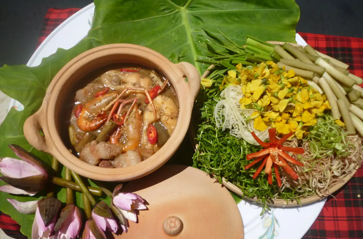 Thêm món ăn dân dã tại vùng đất Sa Đéc nữa là món bông súng mắm kho. Bông súng khi hái về rửa sạch, cắt thành từng cọng. Tiếp theo phần nước mắm cá nấu với ớt, tôm khô, sả, thịt ba rọi,... Đến khi ăn chỉ cần cho bông súng vào chén, bỏ nước mắm lên là có thể thưởng thức. Ảnh: @phunuonline