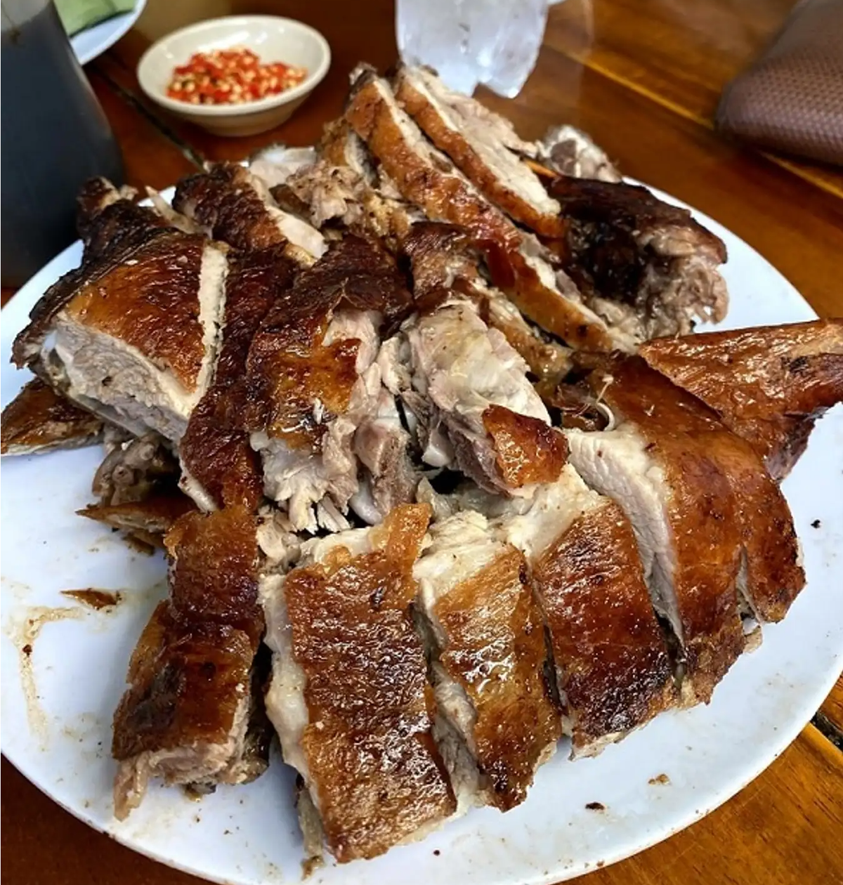 Tiếp theo là món vịt nướng Sa Đéc trứ danh. Vịt nướng lên có lớp da căng giòn, màu vàng đậm được tẩm ướp nhiều loại gia vị. Ăn vào sẽ cảm thấy thịt béo ngậy, cực mềm mà lại đậm đà. Ảnh: @langhoasadec