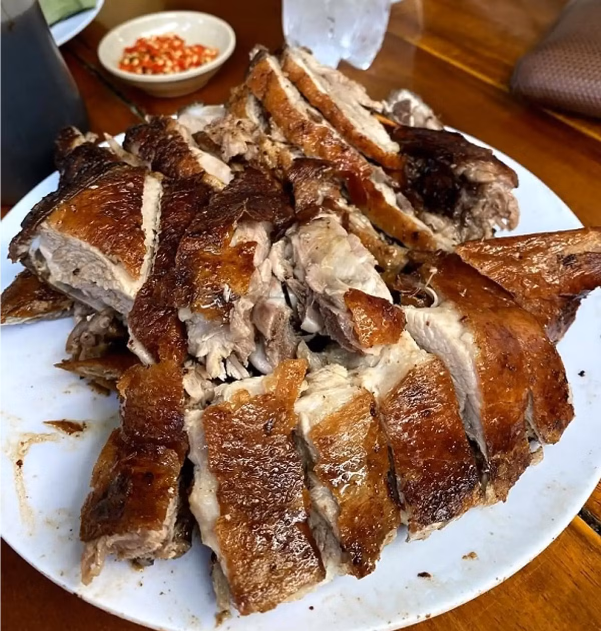 Tiếp theo là món vịt nướng Sa Đéc trứ danh. Vịt nướng lên có lớp da căng giòn, màu vàng đậm được tẩm ướp nhiều loại gia vị. Ăn vào sẽ cảm thấy thịt béo ngậy, cực mềm mà lại đậm đà. Ảnh: @langhoasadec