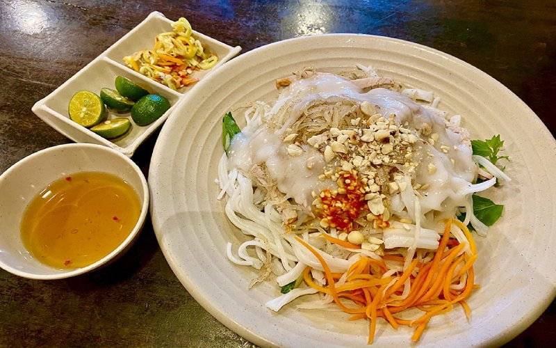 Bánh tằm bì là món ăn sáng quen thuộc của người dân Sa Đéc. Bánh tằm được làm từ bột gạo, sợi bánh dai mềm, ăn kèm với bì heo, trứng cút và nước mắm chua ngọt. Món ăn này thường được thưởng thức vào buổi sáng. Ảnh: Bách hoá Xanh