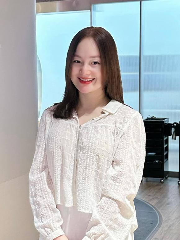 Mẹ bỉm Lan Phương cực trẻ trung với kiểu tóc mới sau sinh lần hai.