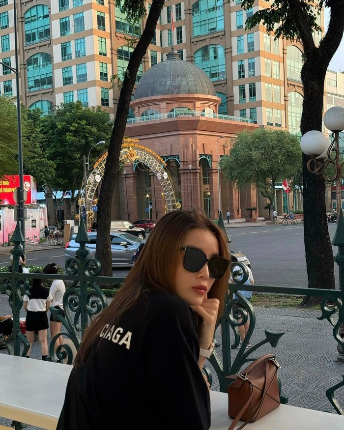 Hoa hậu Kỳ Duyên xuống phố cuối tuần.