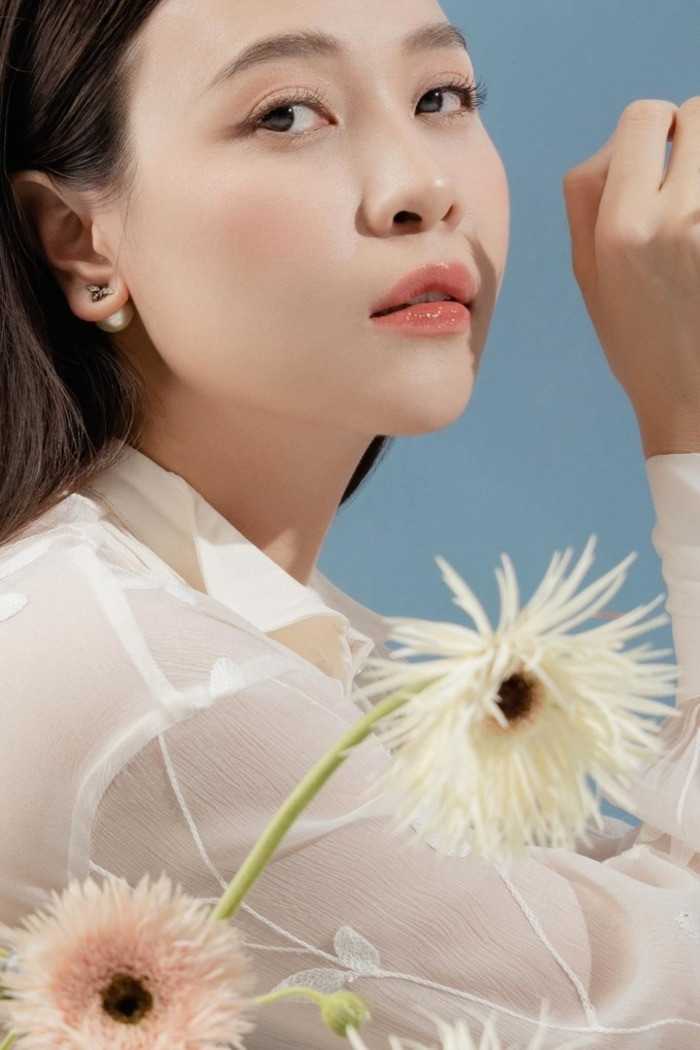 Đàm Thu Trang được khen nhuận sắc sau khi trở thành bà mẹ hai con.