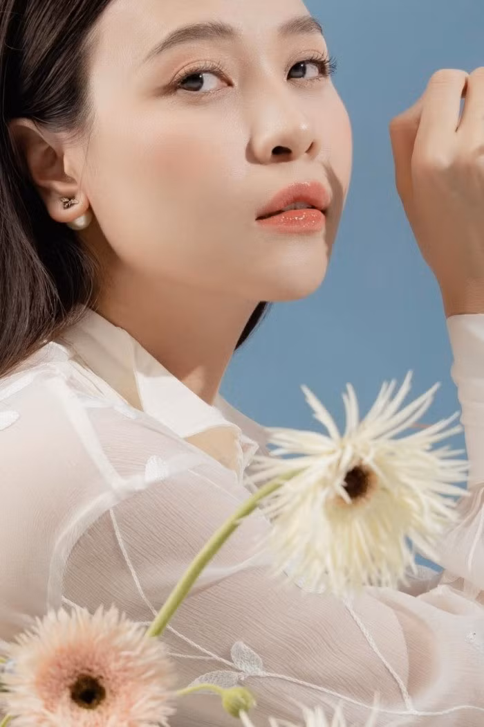 Đàm Thu Trang được khen nhuận sắc sau khi trở thành bà mẹ hai con.