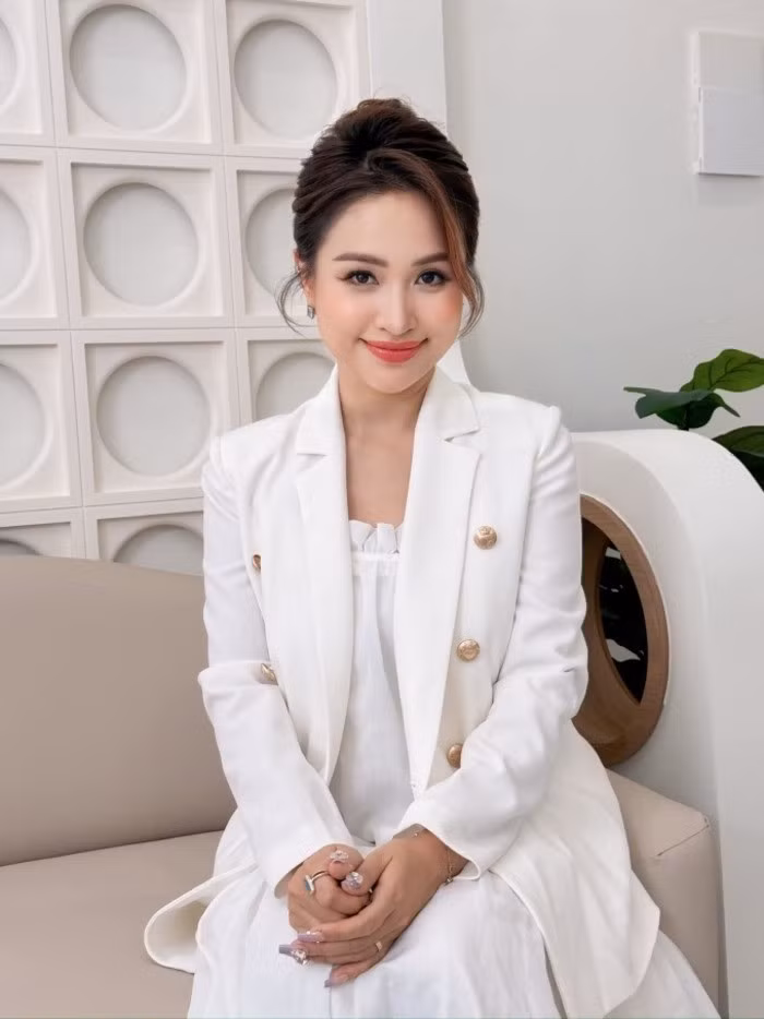 Vân Hugo tất bật chạy show MC ngày cuối tuần.