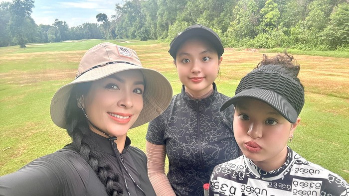 Cựu mẫu Thuý Hằng đưa hai con gái ra sân golf.