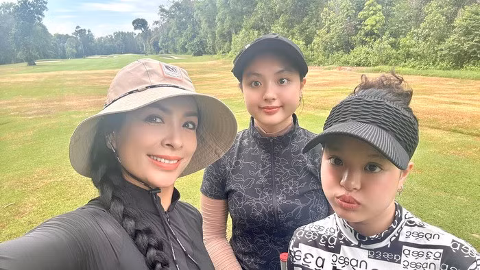 Cựu mẫu Thuý Hằng đưa hai con gái ra sân golf.
