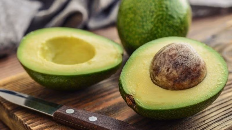 Bơ sáp là loại trái cây đặc sản của Đắk Lắk, có vị béo ngậy, thơm ngon. Bơ sáp có thể ăn tươi hoặc chế biến thành các món tráng miệng như sinh tố, sữa chua...Ảnh: Bách hoá Xanh