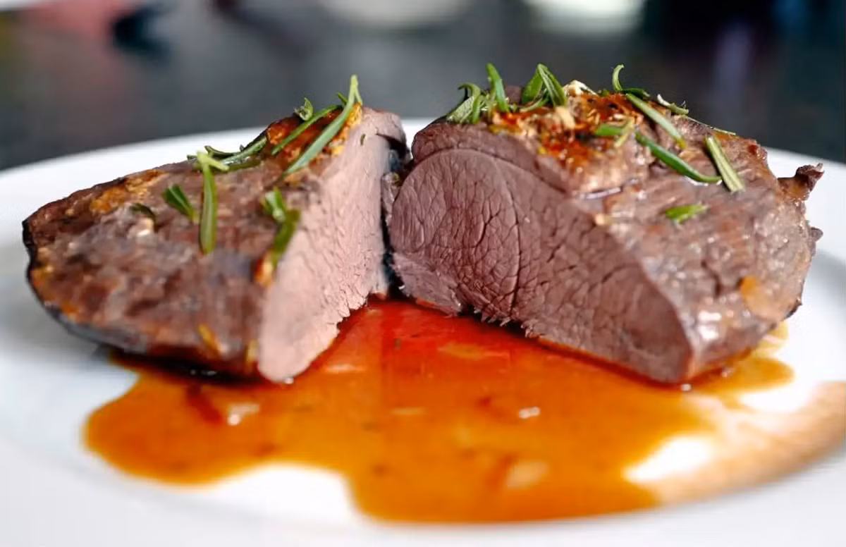 Lên Đắk Lắk mà bỏ qua thịt nai rừng thì quả là một thiếu sót lớn. Với thịt tươi ngọt, ít gân, mỡ trắng ngà mềm tan, nai rừng là đặc sản không thể bỏ qua. Đa dạng cách chế biến như nướng, nhúng giấm, xào lăn, làm cháo... đảm bảo sẽ chinh phục mọi thực khách. Ảnh: Shutterstock