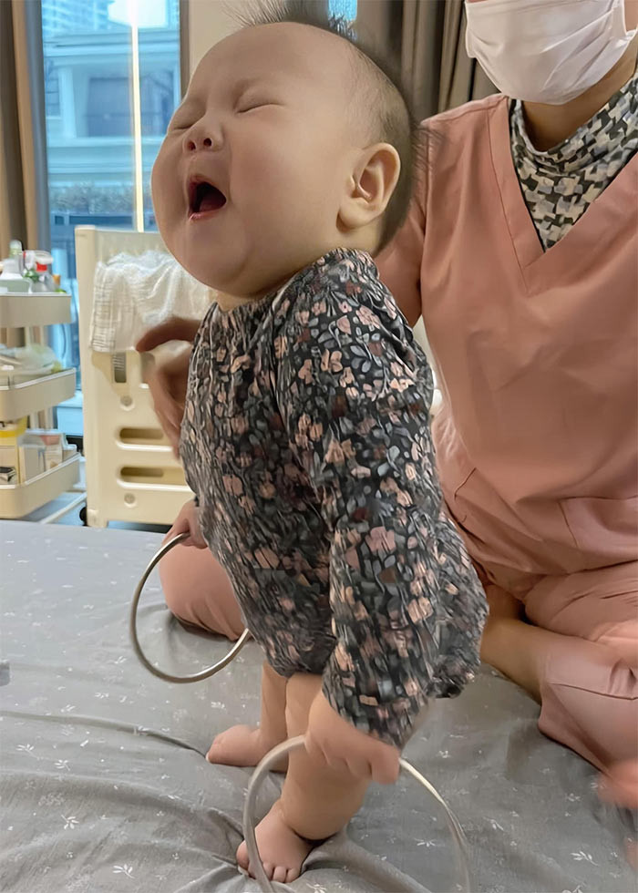 "Mẹ cháu suốt ngày chê cháu bụng to nên cháu phải chăm chỉ tập gym thôi. Cô chú đừng cười cháu", nữ diễn viên "Quỳnh búp bê" viết bình luận trên trang cá nhân.