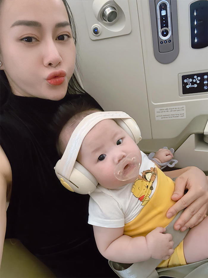 Khi hai con được 6 tháng tuổi, Phương Oanh đã dần trở lại showbiz khi nhận lời tham dự chương trình Bước nhảy hoàn vũ.