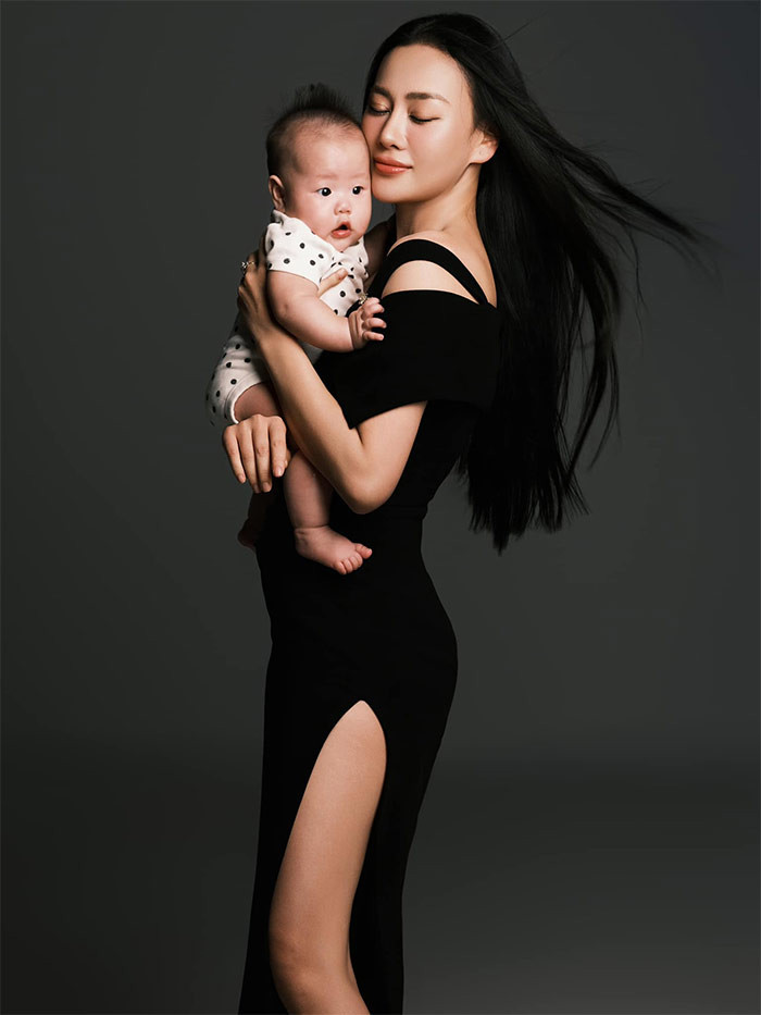 Mặc dù khá bận rộn với công việc nhưng khi trở về nhà người đẹp sinh năm 1989 lại trở thành bà nội trợ đúng nghĩa, cô vào bếp nấu những món ngon cho chồng, chăm con khéo léo.