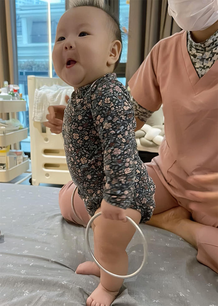 "Hài thì thôi rồi" - Phương Oanh đăng ảnh con gái và viết trên trang cá nhân.