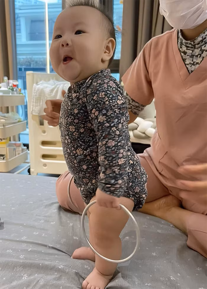 "Hài thì thôi rồi" - Phương Oanh đăng ảnh con gái và viết trên trang cá nhân.