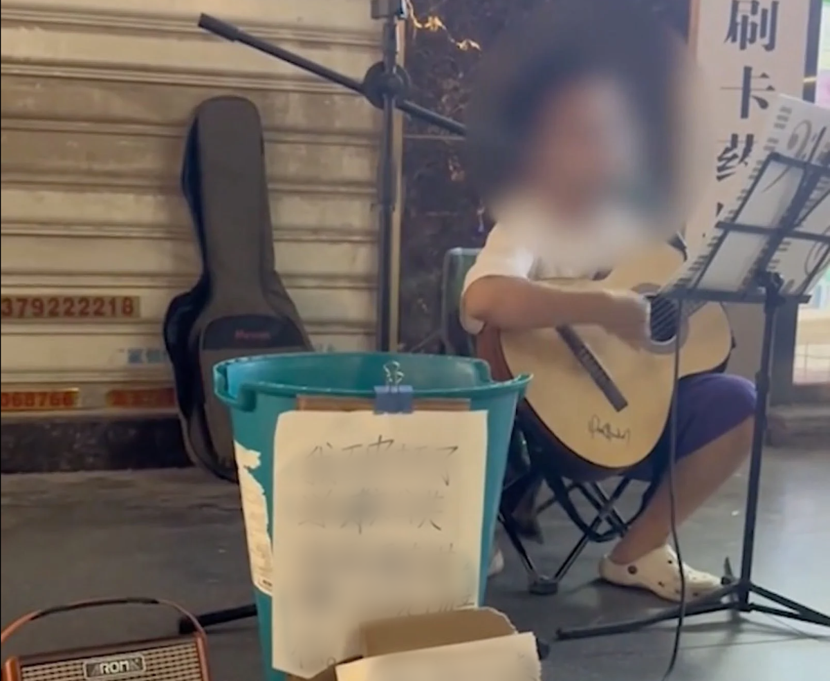 Pha tuong nha truong, cau be tu kiem tien dip he de sua chua