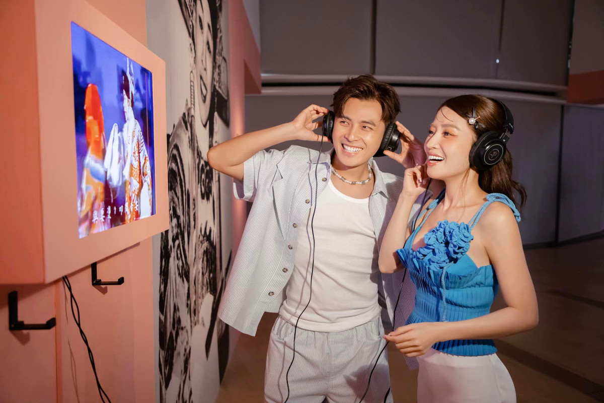 Trong một lần chia sẻ, cả hai cho biết, cặp đôi ở riêng nhưng có nhiều cơ hội gần gũi ba mẹ đôi bên. Theo Puka, mẹ Gin nấu ăn ngon nhưng khiêm tốn và sẵn sàng học hỏi con dâu. Cô thấy may mắn vì bản thân yêu bếp núc, thừa hưởng tài nấu nướng từ mẹ đẻ và sau này được mẹ chồng chỉ dạy. Ảnh: FB PuKa