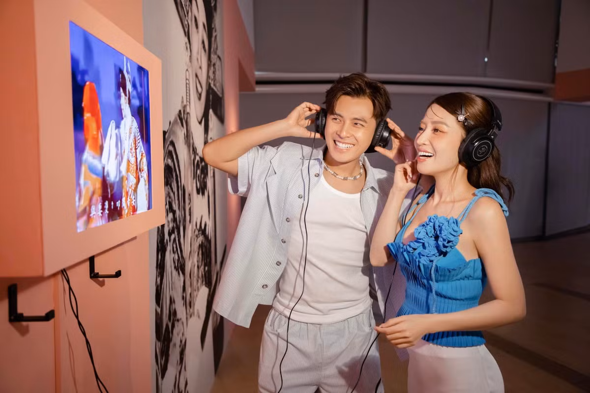 Trong một lần chia sẻ, cả hai cho biết, cặp đôi ở riêng nhưng có nhiều cơ hội gần gũi ba mẹ đôi bên. Theo Puka, mẹ Gin nấu ăn ngon nhưng khiêm tốn và sẵn sàng học hỏi con dâu. Cô thấy may mắn vì bản thân yêu bếp núc, thừa hưởng tài nấu nướng từ mẹ đẻ và sau này được mẹ chồng chỉ dạy. Ảnh: FB PuKa