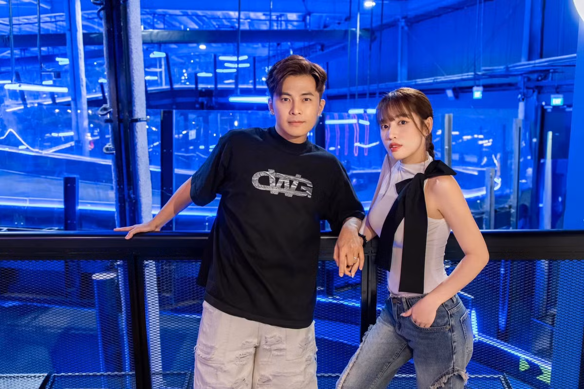 Trong sinh hoạt, Puka cho biết, khi cô nấu ăn, ông xã sẽ ngồi chơi game nhưng ở ngay kế bên chứ không đi đâu khỏi căn bếp. Xong bữa, Gin Tuấn Kiệt chủ động dọn dẹp, rửa bát. Nữ diễn viên bất ngờ khi thấy chồng thạo việc nội trợ. Ảnh: FB PuKa