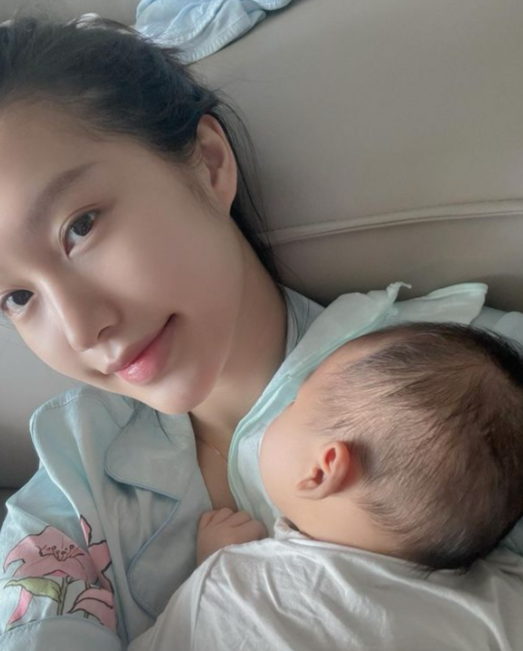 Bên cạnh quần áo, bé Lúa còn được sử dụng nhiều đồ dùng cá nhân cao cấp như xe đẩy, nôi, bình sữa... Tất cả đều đến từ những thương hiệu nổi tiếng, đảm bảo chất lượng tốt nhất cho bé. Ảnh: IG minhlaluaday_